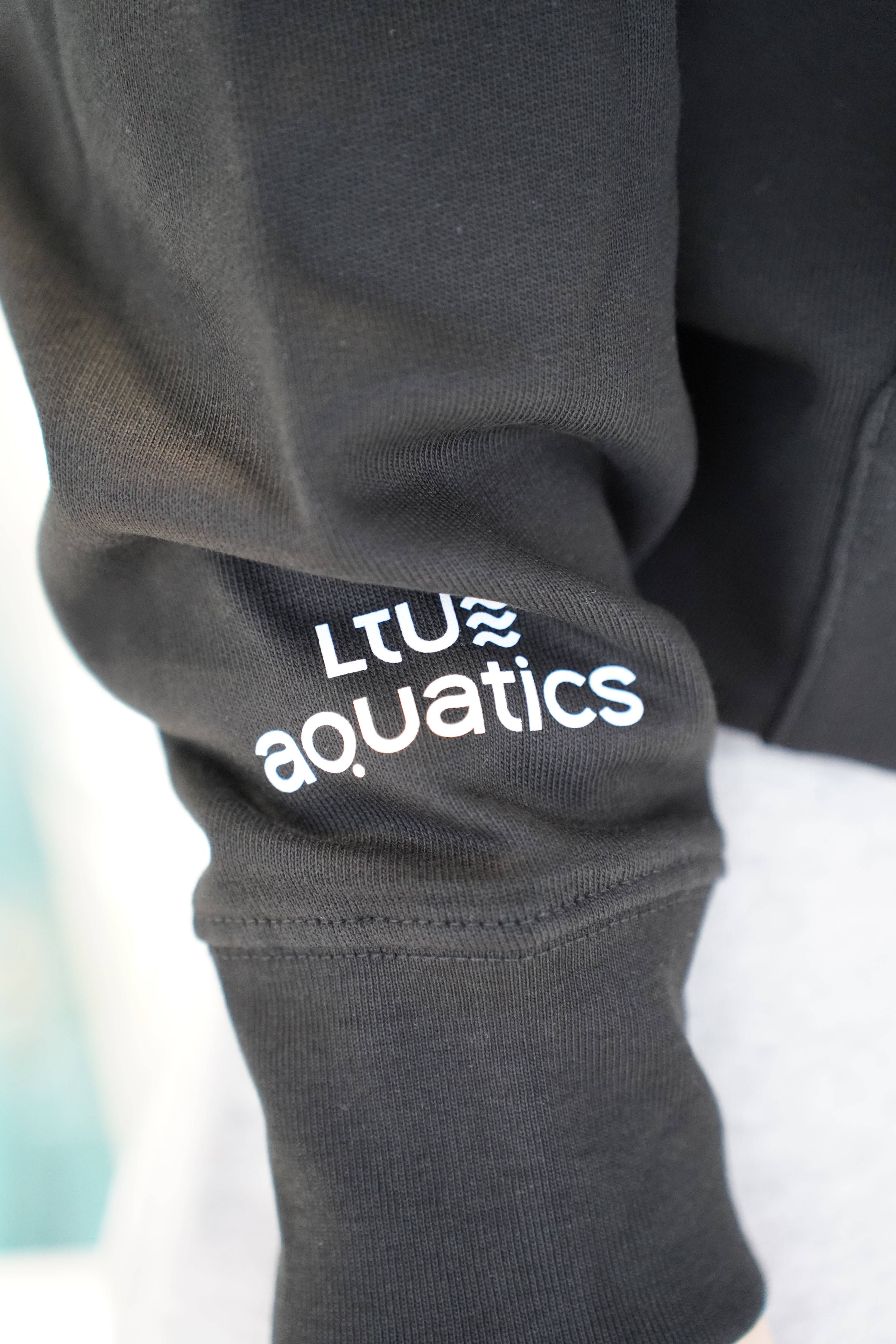 RK Paramos fondas x LTU Aquatics | Juodos spalvos džemperis